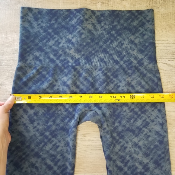 SPANX Look at Me Now seamless blue tie dye crop leggings 1X - Picture 14 of 15